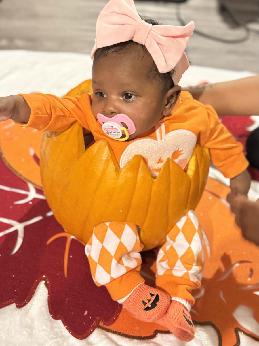 CharismaticJas's tweet photo. My little pumpkin pie.. 🥹😂🧡 https://t.co/uZUu14ocKo