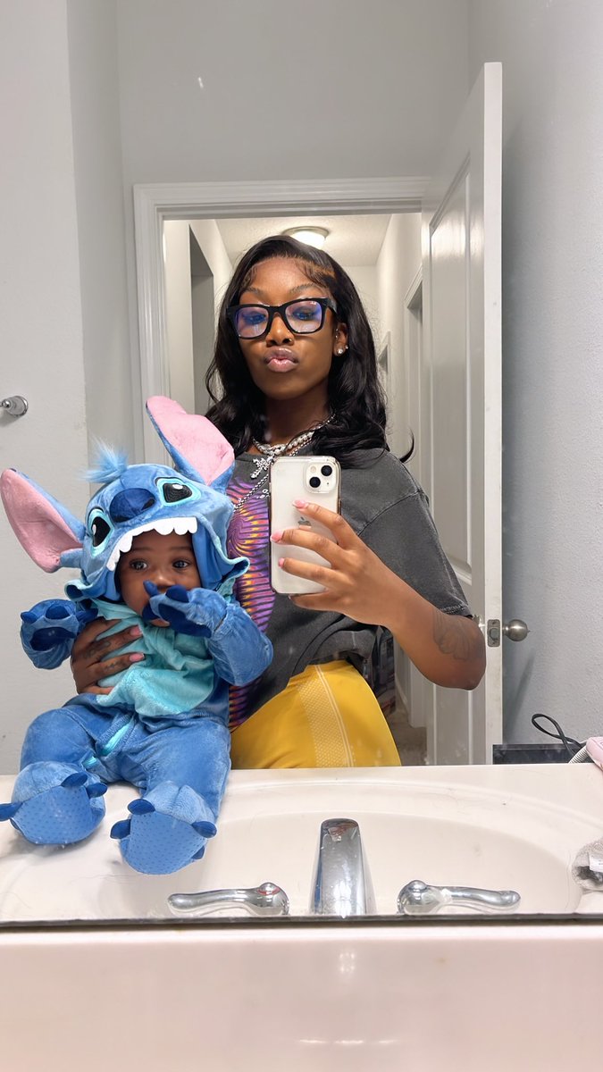 shawnelllll's tweet photo. mommy &amp; stitch. 🎃 https://t.co/3viGCUQw3t