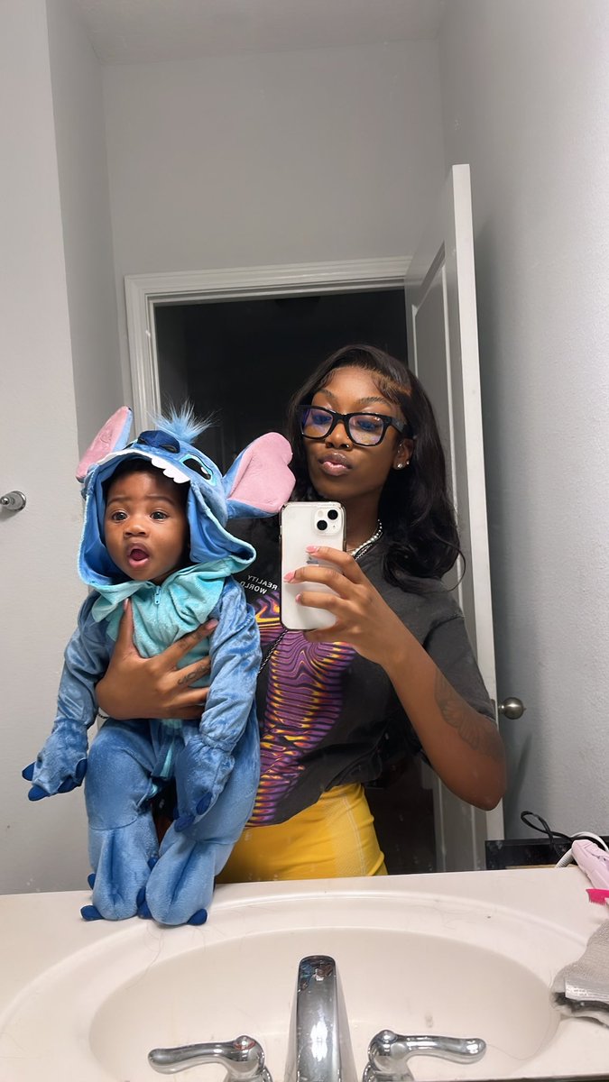 shawnelllll's tweet photo. mommy &amp; stitch. 🎃 https://t.co/3viGCUQw3t