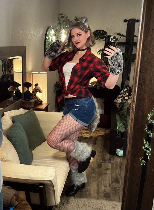 Happy Halloween from your Mid-TRANSformation Sexy Werewolf ? https://t.co/6yYmy0jMjK