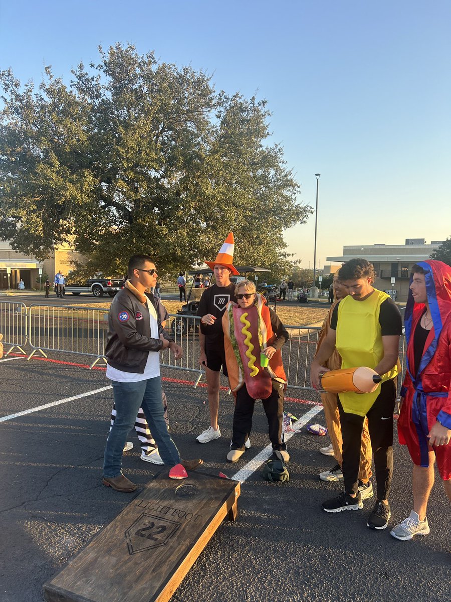 WCoyoteBaseball's tweet photo. Big night for the Coyotes at the WC Safe Halloween event serving Parker Co. #menofservice #coyotefamily https://t.co/3ggRqlmINn