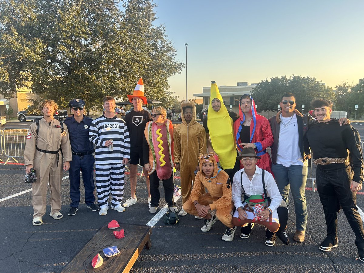 WCoyoteBaseball's tweet photo. Big night for the Coyotes at the WC Safe Halloween event serving Parker Co. #menofservice #coyotefamily https://t.co/3ggRqlmINn