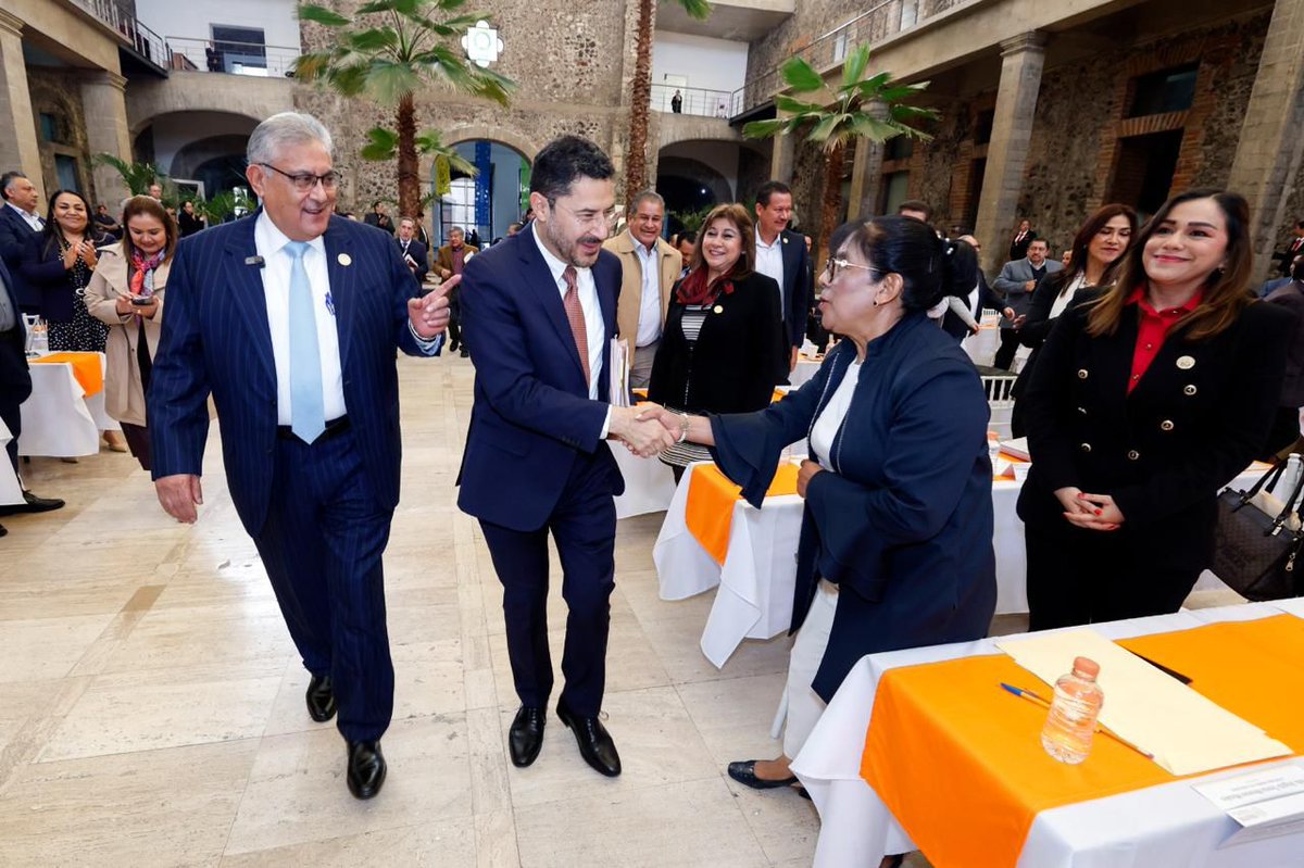 El Srio. Gral. del #SNTE, Mtro. Alfonso Cepeda Salas, y el director general del <a href="/ISSSTE_mx/">ISSSTE</a>, <a href="/martibatres/">Martí Batres</a>, sostuvieron un diálogo abierto con 54 dirigentes magisteriales de todo 🇲🇽, para identificar y proponer soluciones a las problemáticas en servicios médicos y seguridad social.