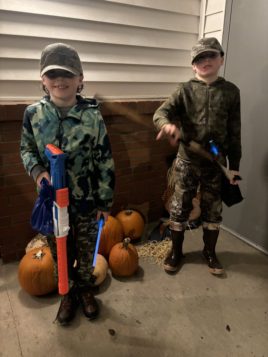 joekent16jan19's tweet image. Thanks to everyone who came to the Kent HQ, we had some awesome costumes! 

I couldn’t convince my boys to trick or treat inside so we are heading out into the rain 🎃
