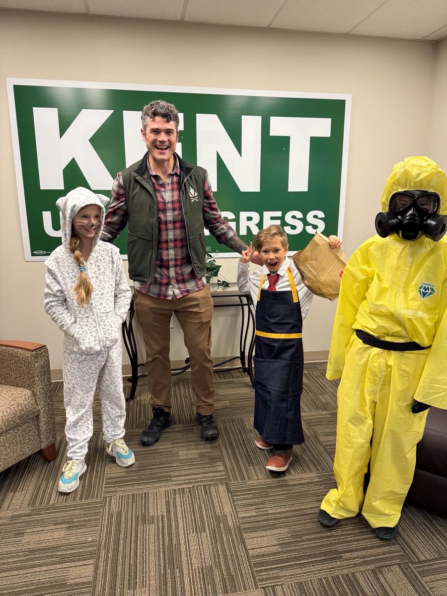 joekent16jan19's tweet image. Thanks to everyone who came to the Kent HQ, we had some awesome costumes! 

I couldn’t convince my boys to trick or treat inside so we are heading out into the rain 🎃
