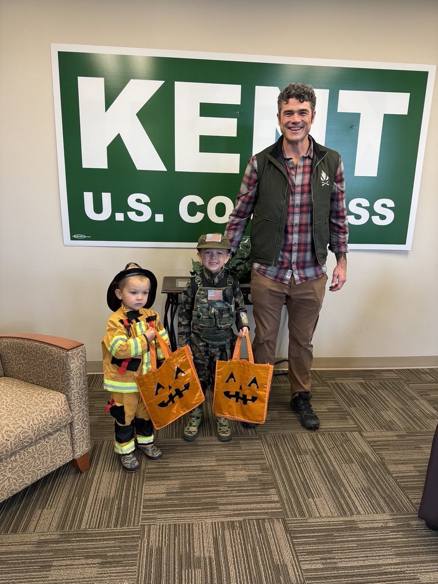 joekent16jan19's tweet image. Thanks to everyone who came to the Kent HQ, we had some awesome costumes! 

I couldn’t convince my boys to trick or treat inside so we are heading out into the rain 🎃