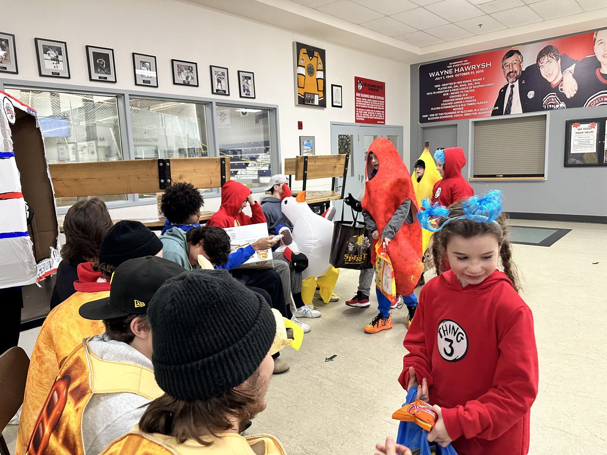 NorManBlizzJrA's tweet image. Thank you to everyone who stopped by the rink to see us tonight! We had a blast seeing everyone in their costumes. 

Have a safe and happy Halloween from your NorMan Blizzard! 

#NorManBlizzard #ThePas #RMofKelsey #Opaskwayak #mjhlinthecommunity