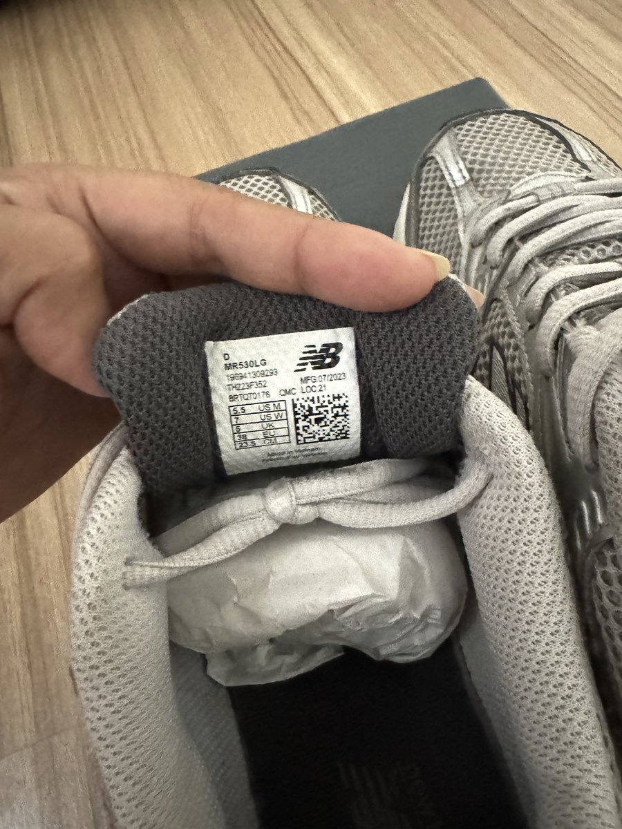 PaeSorasart's tweet photo. ปล่อยต่อรองเท้า New balance MR530LG สินค้าแท้จากช็อปไทย ขนาด 38 สภาพ 95% ราคา 2,000.- บาท สนใจทักมาสอบถามได้นะคะ กทม.นัดรับได้ค่ะ #newbalance #Newbalancethailand #รองเท้ามือสอง #รองเท้ามือสองของแท้ https://t.co/l6rc6mFvis