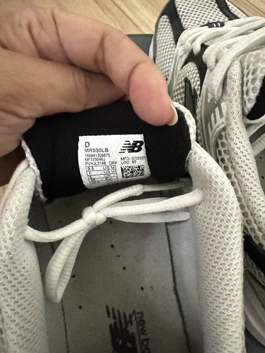 PaeSorasart's tweet photo. ปล่อยต่อรองเท้า New balance MR530LB สินค้าแท้จากช็อปไทย ขนาด 38 สภาพ 95% ราคา 2,000.- บาท สนใจทักมาสอบถามได้นะคะ กทม.นัดรับได้ค่ะ #newbalance #Newbalancethailand #รองเท้ามือสอง #รองเท้ามือสองของแท้ https://t.co/aosPdZN4RE