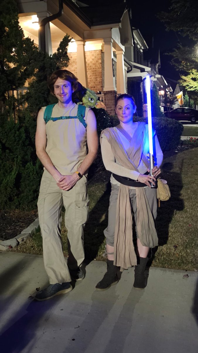 adventurequalms's tweet photo. When it's 75° for most of the Trick-or-treating, you dress in your warmest-weather cosplays... https://t.co/5xXbtP3eJq