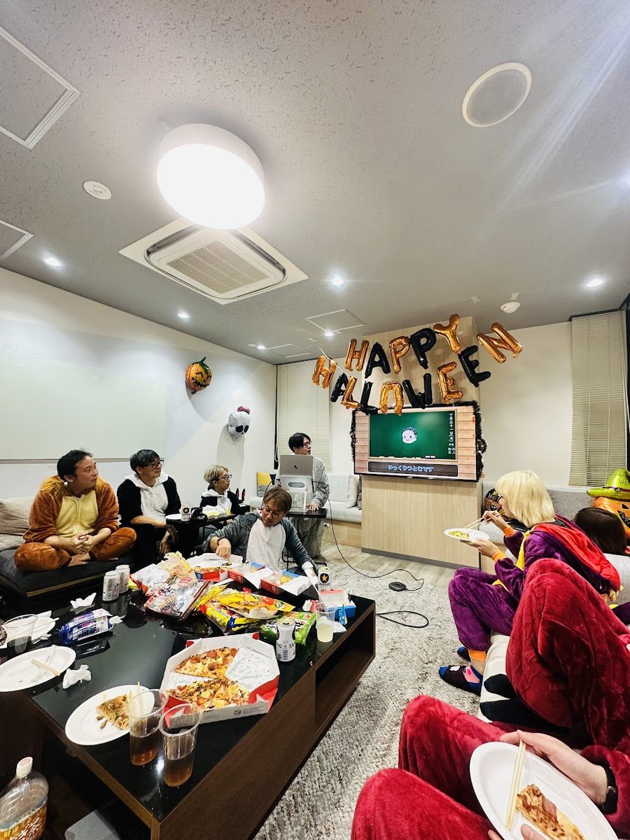 昨日はハロウィンでしたね！
やどかりでは昨日1日、社員一同
人外に化けてお仕事をしていました🎃🧙‍♀️

社員全員でのランチ会、プレゼン大会なども行い
ハロウィンの雰囲気に乗せられて大変盛り上がっていました😂