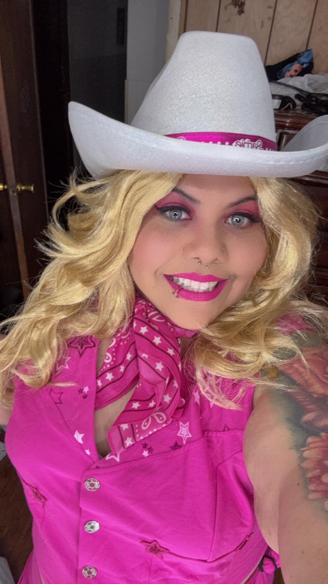 AngeeVibes's tweet photo. HIII BARBIE!!!! #halloween2024 #halloweencostume https://t.co/DPIuiXnJTA