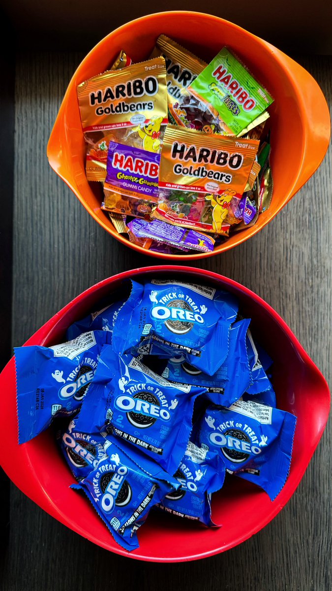 Alexandrina_M's tweet photo. Biggest amount in 17 years: 38 kids in Altadore! Handed out candies from the USA 🇺🇸 ; kids thought that was cool. #yyckidcount https://t.co/BcBj6xnpxg
