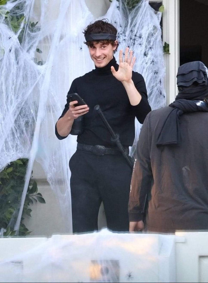 ShawnMediaMX's tweet photo. 📸| Shawn disfrazado de ninja 🥷🏻 hoy para Halloween. 🎃 https://t.co/j9rPAv5YJJ