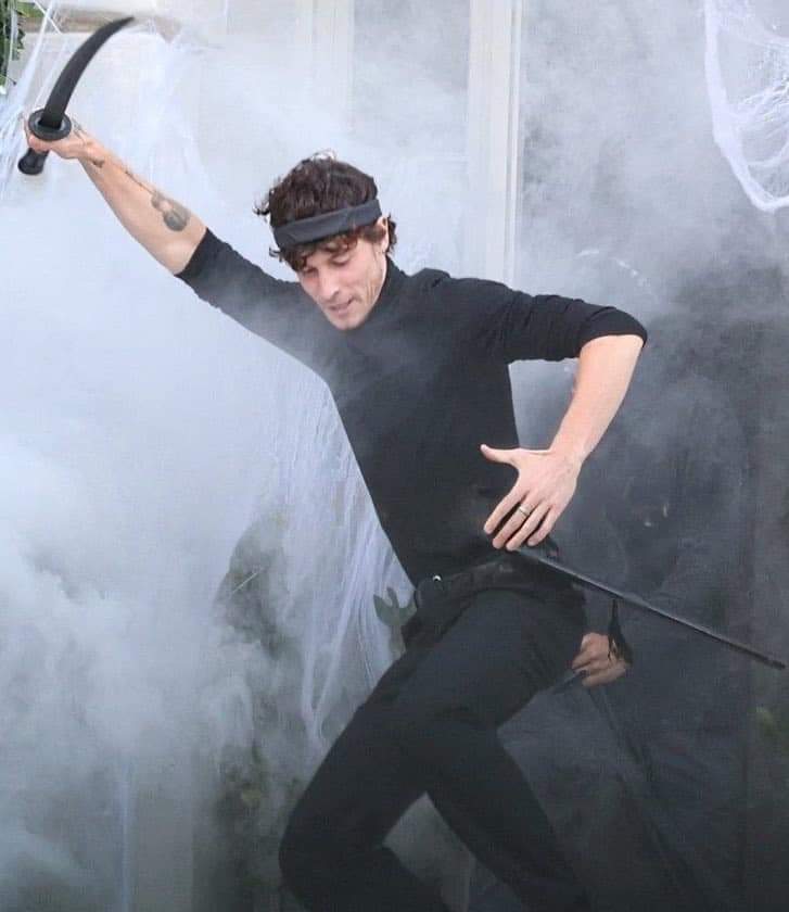 ShawnMediaMX's tweet photo. 📸| Shawn disfrazado de ninja 🥷🏻 hoy para Halloween. 🎃 https://t.co/8jflsixmGf