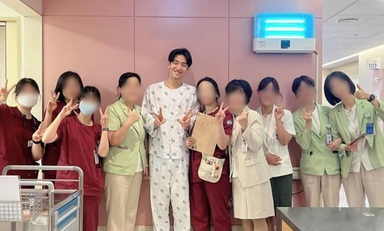 tang__kira's tweet photo. Lagi syuting tentang ngerawat orang tua yang sakit, ternyata kejadian beneran 😔

Nam Yoonsu baru tau kalau ayahnya sakit sampai butuh donor organ tuh pas lagi syuting drama 'Love in the Big City'.

Sekarang hidup dengan 1 ginjal, apa ada perbedaan signifikan yang dirasakan Nam Yoonsu?