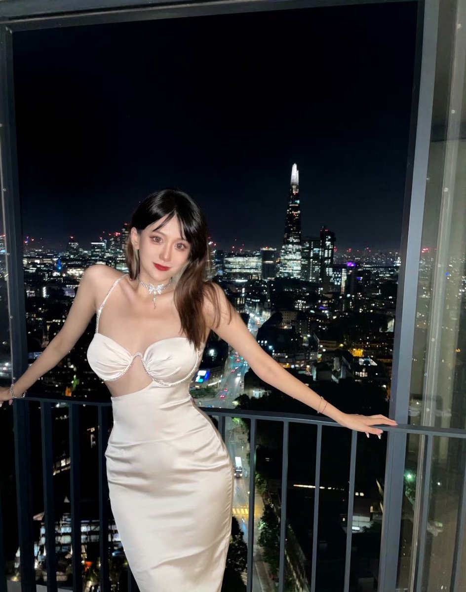 f_fnna's tweet photo. 闺蜜的脚，好想舔啊，不知道能不能找机会给推上的哥哥们多曝光曝光哈哈 https://t.co/ExpkOomXOJ