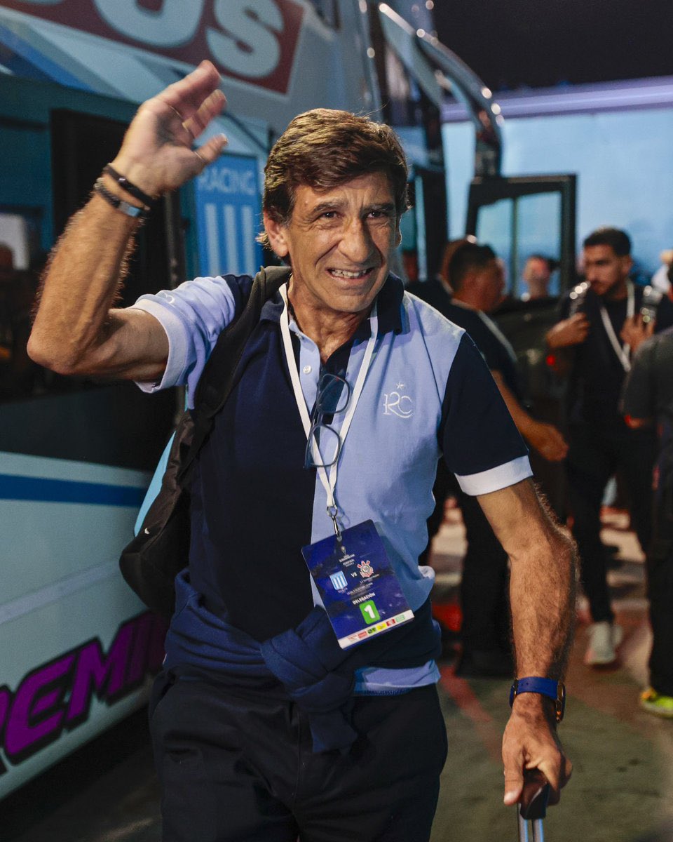 No olvidar que este señor, como DT, ha sido campeón en Perú con Alianza Lima, en Paraguay con Cerro, en Ecuador con Barcelona, en Colombia con Santa Fe y ahora lleva a Racing a una final internacional tras 32 años. 

Dame siempre al profe Gustavo Costas.