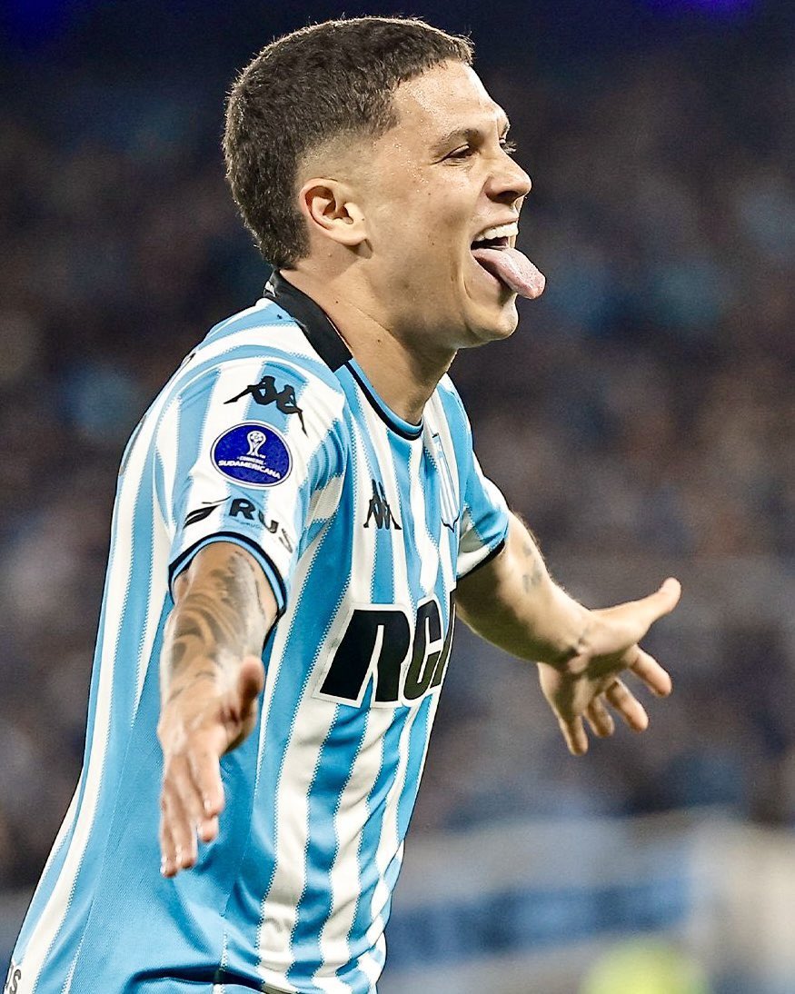 Este tipo tiene un talento adictivo. Hace fácil lo difícil y posible lo imposible. Inventa jugadas que sólo él ve. Jugando para el resto se convierte en el mejor de todos.

Todos los que alguna vez tocamos una pelota, soñamos con hacer las cosas que hace Juanfer.

CRACK 👏