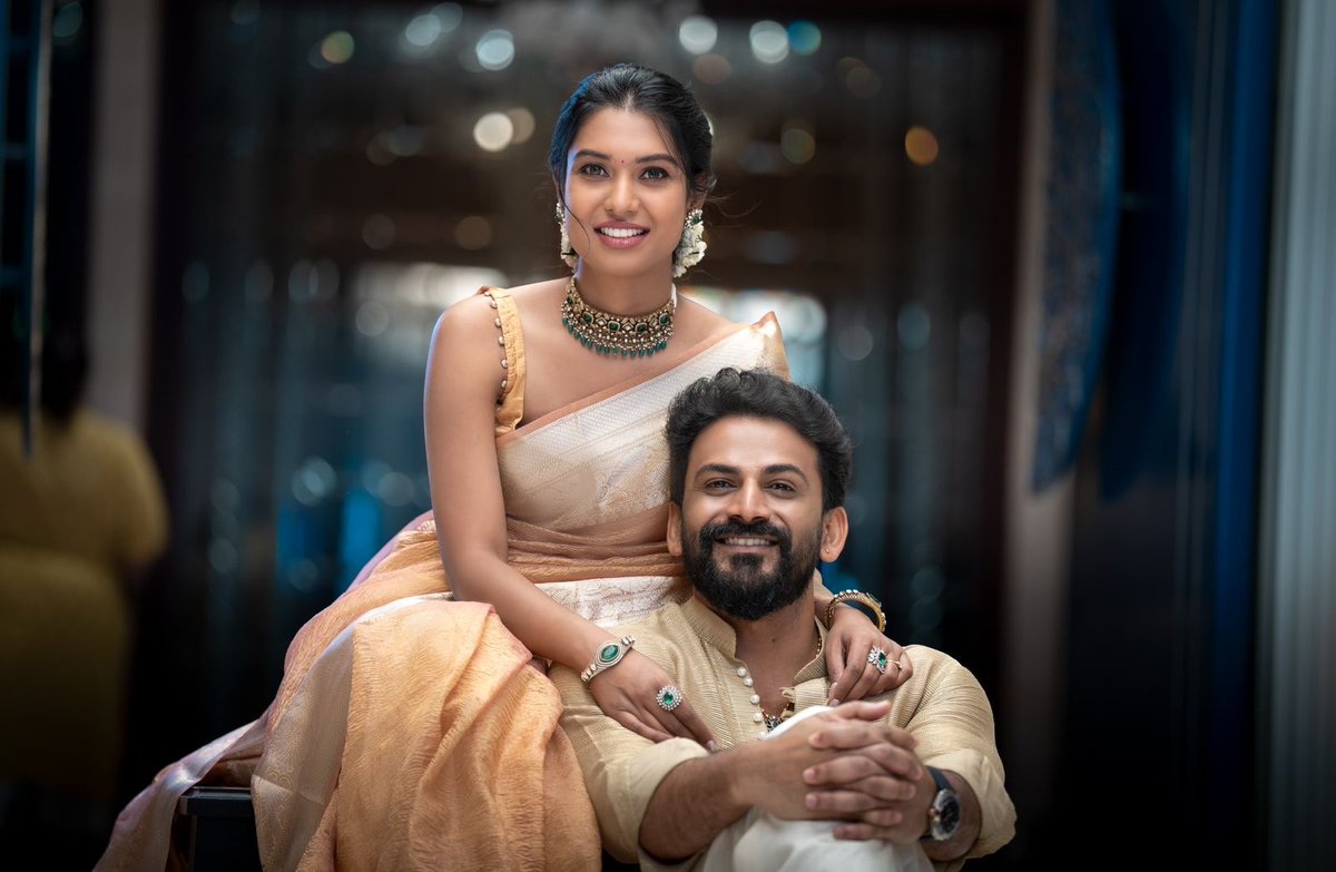 Meghashanthkuma's tweet photo. ಬೆಳೆಕಿನ ಹಬ್ಬಕ್ಕೆ ಬಾಳ ಸಂಗತಿ ಪರಿಚಯಿಸಿದ ಡಾಲಿ ಧನಂಜಯ್ 
ಚಿತ್ರದುರ್ಗ ಮೂಲದ ಧನ್ಯತಾ ವರಿಸಿರುವ ಡಾಲಿ. ಫೆಬ್ರವರಿಗೆ ಮದುವೆ 
@Dhananjayaka congratulations
#daalidhanjay
#Dalimarriagefix https://t.co/tdrxaDdfJZ