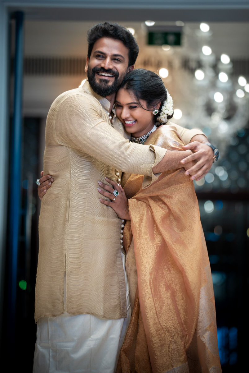 Meghashanthkuma's tweet photo. ಬೆಳೆಕಿನ ಹಬ್ಬಕ್ಕೆ ಬಾಳ ಸಂಗತಿ ಪರಿಚಯಿಸಿದ ಡಾಲಿ ಧನಂಜಯ್ 
ಚಿತ್ರದುರ್ಗ ಮೂಲದ ಧನ್ಯತಾ ವರಿಸಿರುವ ಡಾಲಿ. ಫೆಬ್ರವರಿಗೆ ಮದುವೆ 
@Dhananjayaka congratulations
#daalidhanjay
#Dalimarriagefix https://t.co/tdrxaDdfJZ