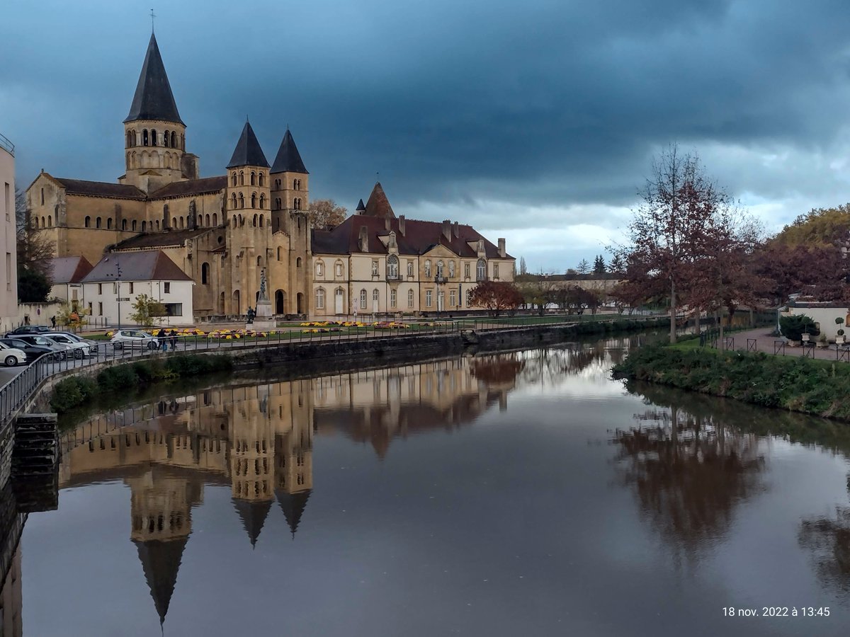 ThiChaplain's tweet photo. Une pensée pour les Guides-Aînées qui pèlerinent vers #Paray en #Bourgogne durant ce week-end de la #Toussaint. #Pèlerinage #Scoutisme #BrancheRouge #chrétienté https://t.co/noUY9foFuY