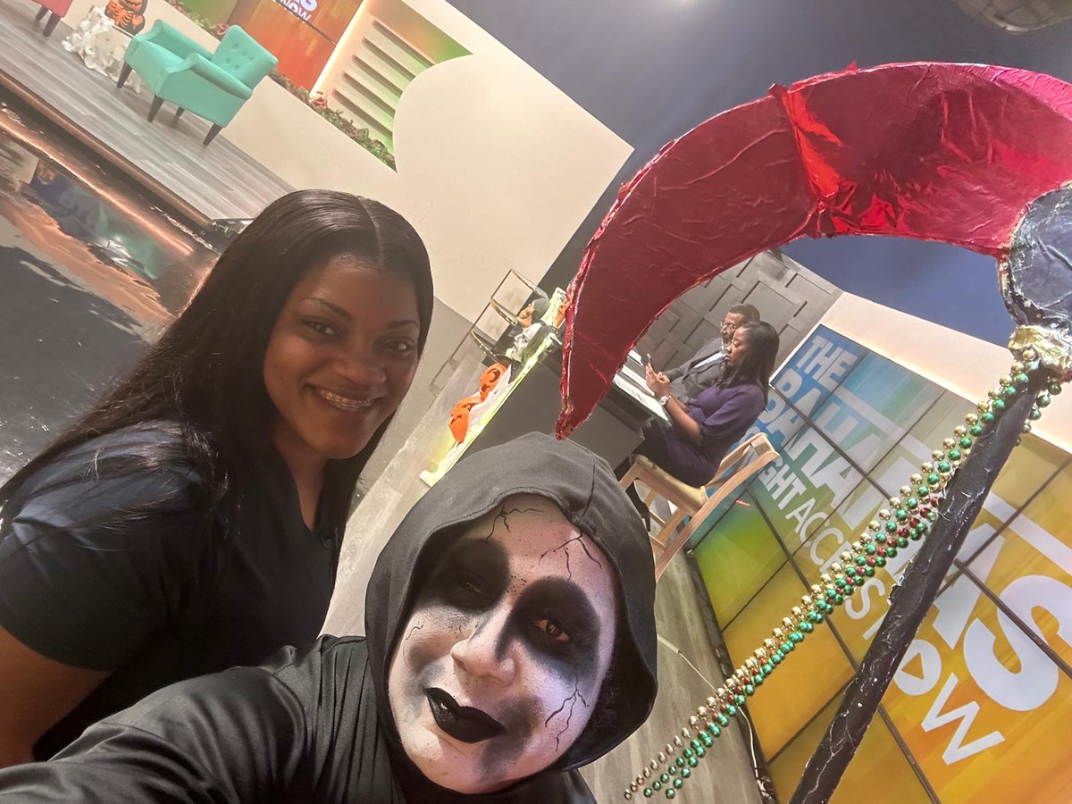 empresstmsc's tweet photo. HAPPY HALLOWEEN from the Rastafarian Grim Reaper. Face done by Jataisha Prosper. #directorgirl https://t.co/hENE3Jo2ft