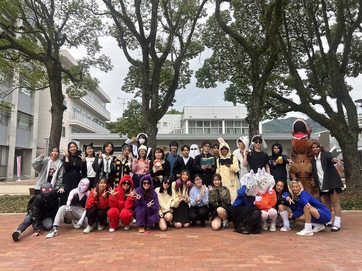 nu_sghss's tweet photo. 🎃Happy Halloween🎃
多文化の1年生を中心にハロウィンパーティーが開催されました✨
多文化生は、毎年気合いの入った仮装をするのが恒例となっていますが、今年もユニークな仮装がいっぱい！！🥸
お菓子を食べたりゲームをしたりと、学生同士の交流を深めていました！(学生E) https://t.co/EwijP4DEHL