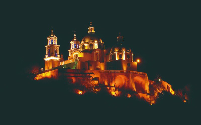 ¿Conoces la pirámide más grande del mundo? 🛕

No en altura, pero sí en volumen, ¡supera, incluso, a las de Egipto!, mide 60 metros de altura y 400 metros por lado. 😮

Está en Cholula, Puebla, coronada con una iglesia en la cima, el Santuario de Nuestra Señora de los Remedios.