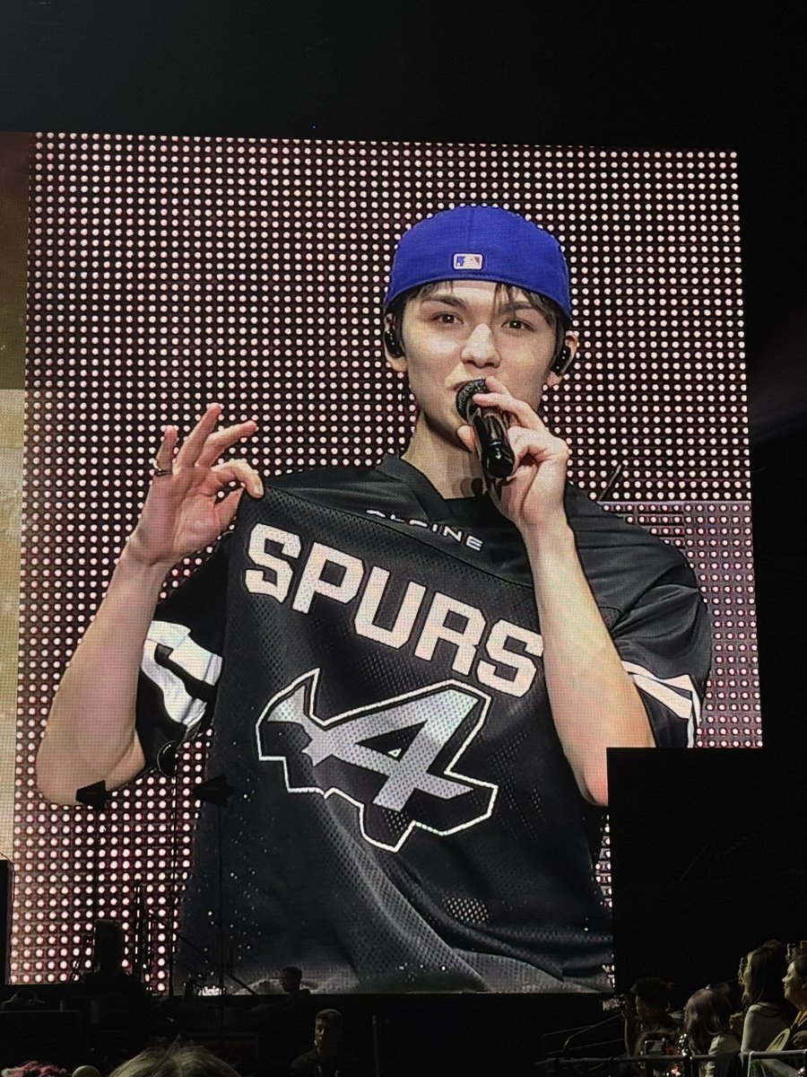 OH MY GOD???? HE HAS THE MOST JOCK FACE EVER ONLY TO BE THE BIGGEST NERD 😭😭😭😭