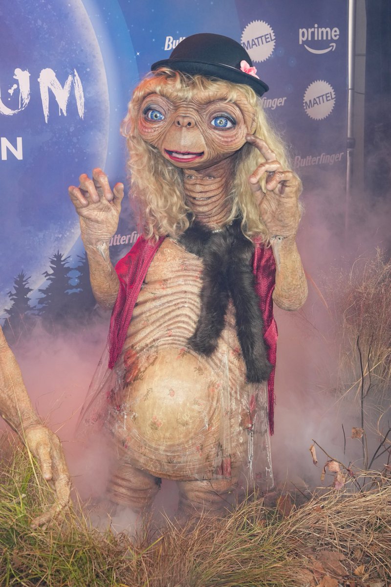 Heidi Klum as E.T. for Halloween. 🎃🔥