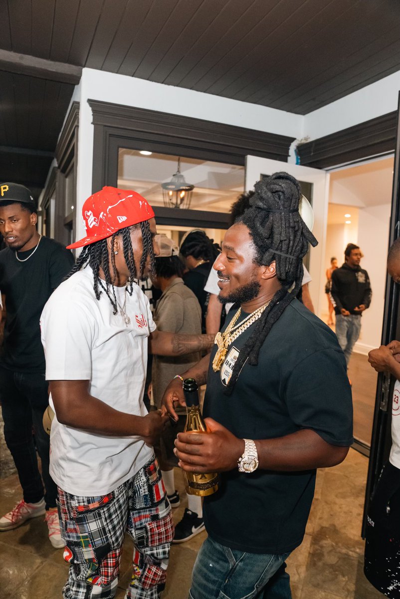 If Niggaz Know Me Then Niggaz Know🧟‍♂️🖤🏆 <a href="/MozzyThaMotive/">MOZZY</a>