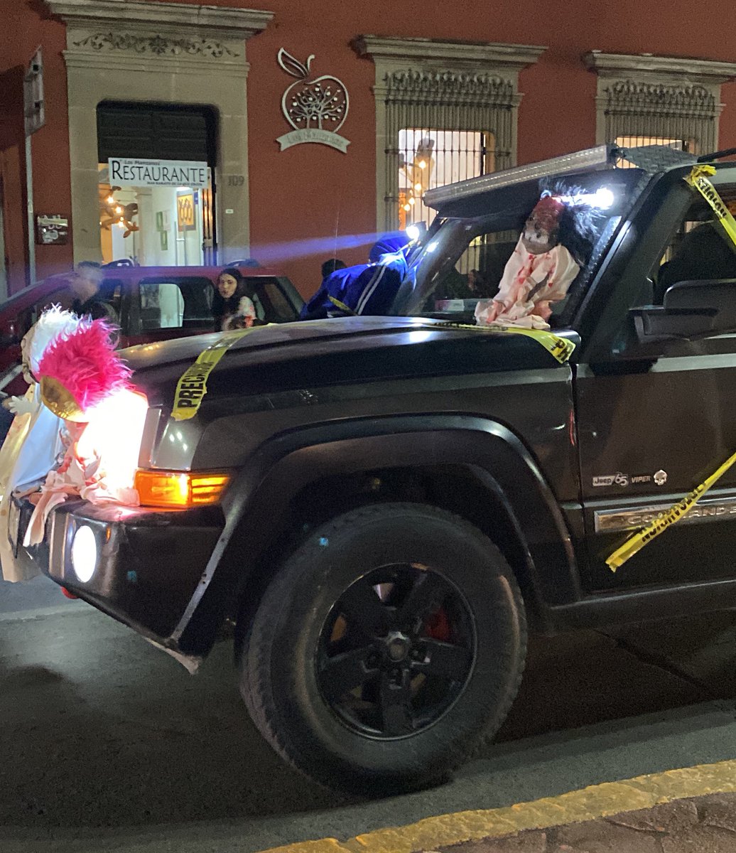 Caos vial y apología del delito. Es lo que vemos cada año en este desfile los 31 de Octubre