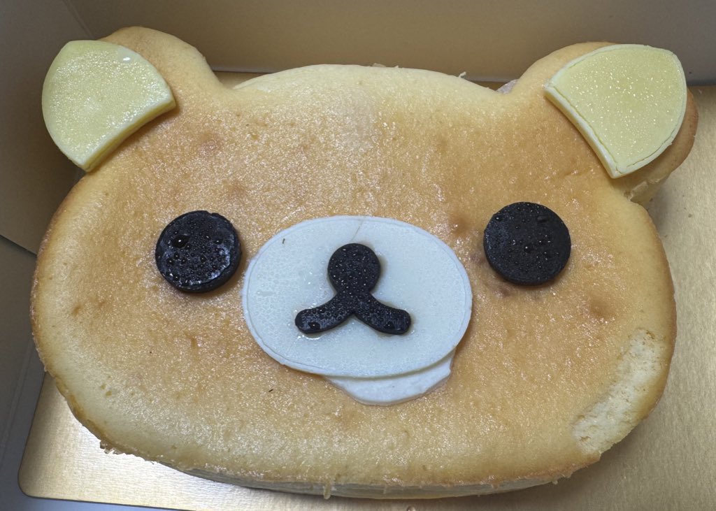 rirakkuma9039's tweet photo. 昨日たまたまケーキ屋さんに行ったら、リラックマのケーキを発見🧸✨️

しかもお値段かなり安くなってました

詳しくきくと、口のチョコが割れてたり、口からクリームがはみ出てたり、顔の部分が少し剥がれてしまっているからでした！

全然きにならないくらい可愛かったし美味しくいただきました✨️ https://t.co/O6KmYciD8x