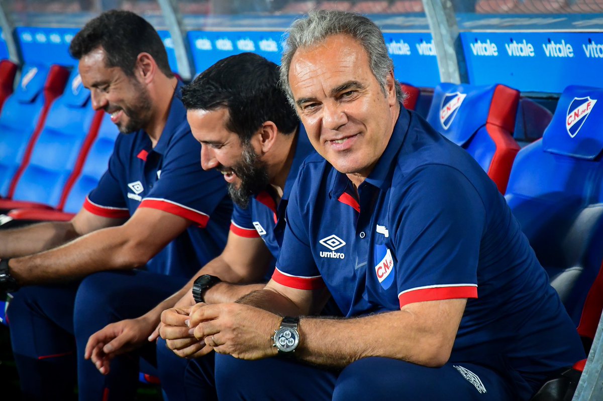 Fotos para: <a href="/elpaisuy/">EL PAÍS</a> <a href="/ovacion/">Ovación</a> 
📸 29/10/2024 -Gran Parque Central - Nacional Vs Plaza Colonia - Copa AUF
 Martín Lasarte y su equipo mantienen la tradición de compartir caramelos antes del encuentro. 🍬⚽ 
#Nacional #CopaAUF #GranParqueCentral
<a href="/Nacional/">Nacional</a>