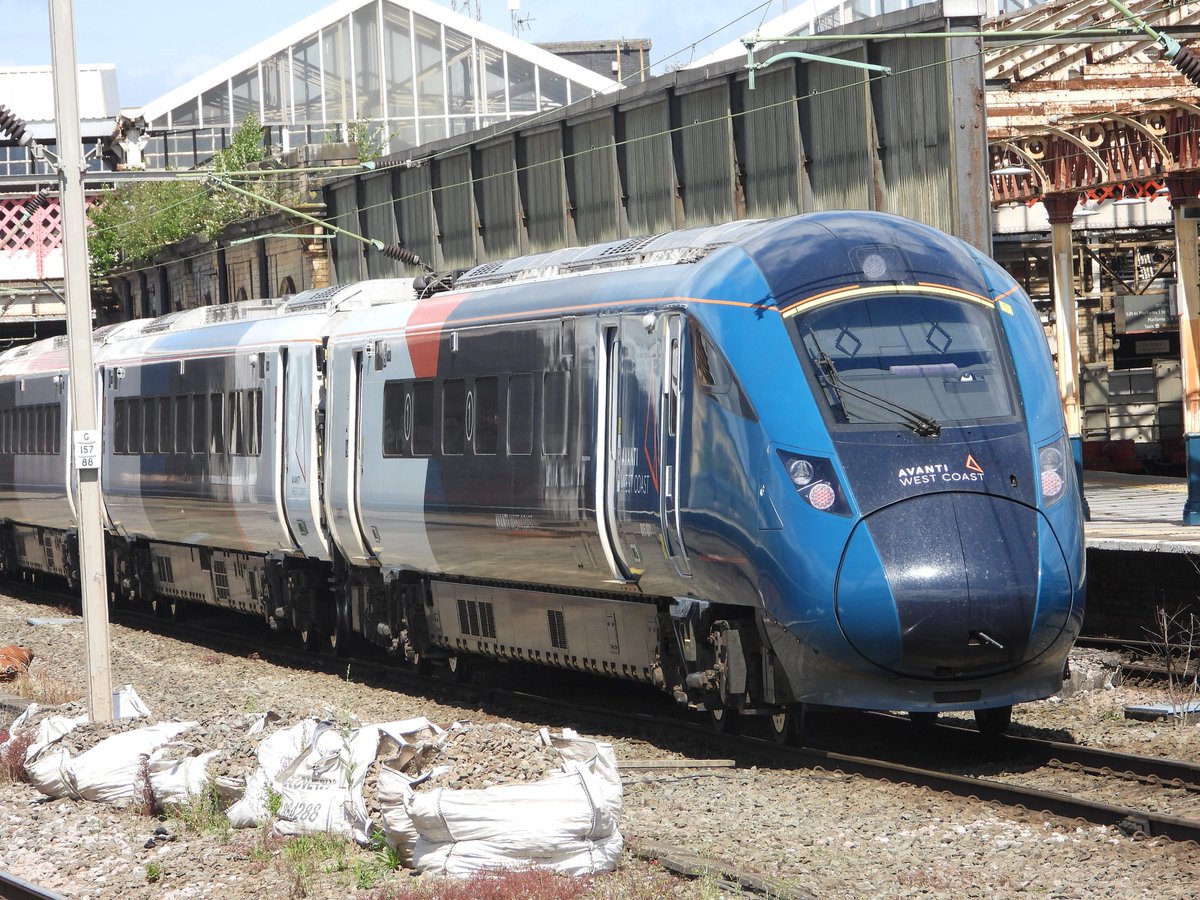 DanSpotter86's tweet image. EVERO ON TEST!!!

 Here's a shot of @AvantiWestCoast Class 805001 seen here basking in the Summers Sun on August 9th 2024. #avantiwestcoast #Class805 #avantievero #evero #futuristic #Crewe #wcml