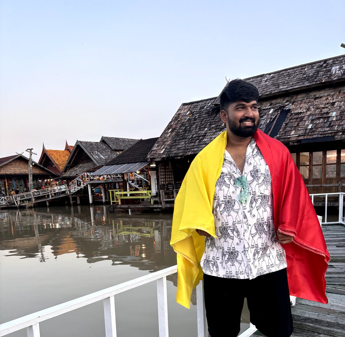 PrinceManu1204's tweet photo. Thailand Floating Market ನಲ್ಲಿ ಕನ್ನಡಸ ಧ್ವಜ ಪ್ರದರ್ಶನ ಬೇರೆ ದೇಶದಲ್ಲಿ ಕನ್ನಡದ ಧ್ವಜ ಎತ್ತಿ ಹಿಡಿದಾಗ ಆಗೋ ಖುಷಿ ಬೇರೆ ಕನ್ನಡಿಗರ ರಾಜ್ಯೋತ್ಸವದ ಶುಭಾಶಯಗಳು #kannada 
@PROHarisarasu https://t.co/K52Xynm9zQ