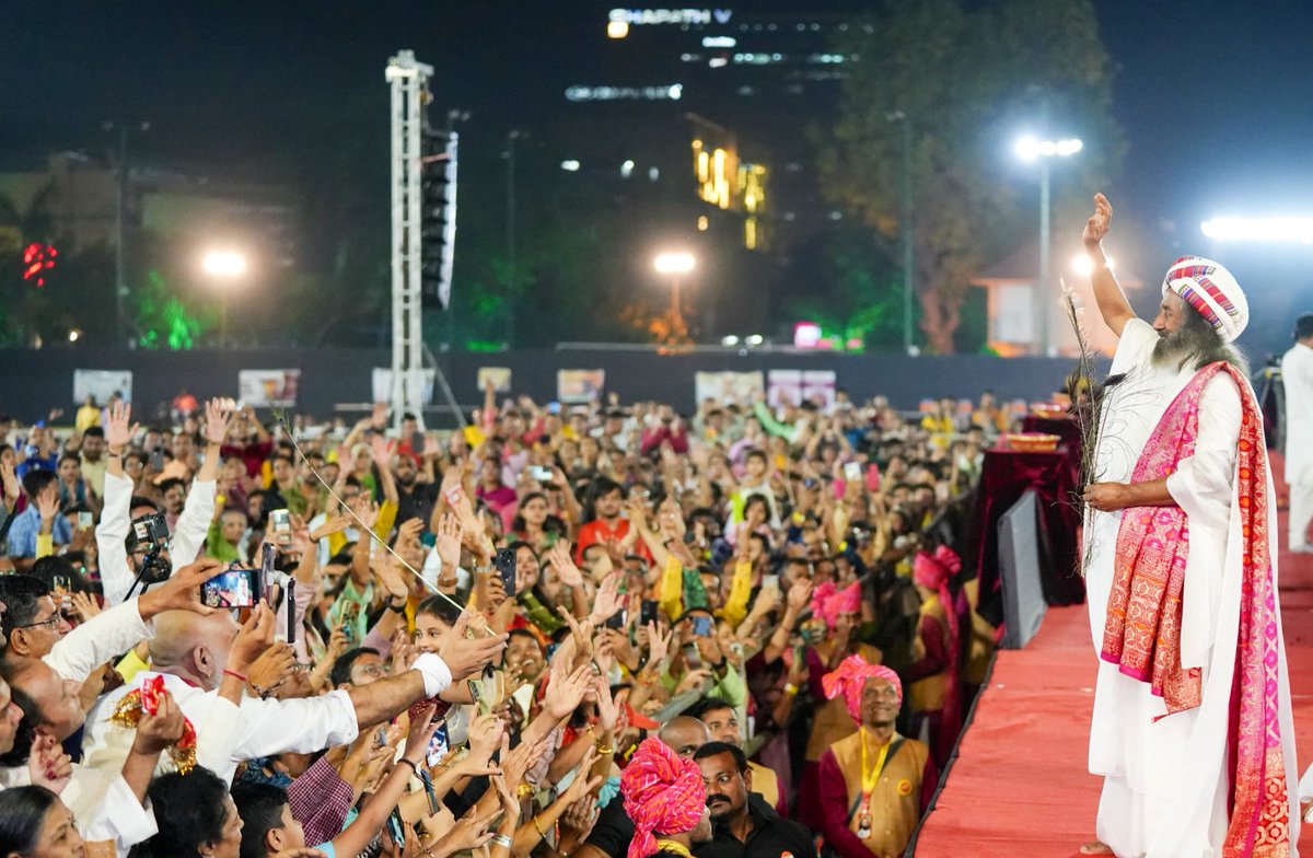 Gurudev's tweet photo. Traditional #Diwali celebrations in Ahmedabad, Gujarat with Lakshmi Homa, music &amp; meditation. https://t.co/appxce19FE