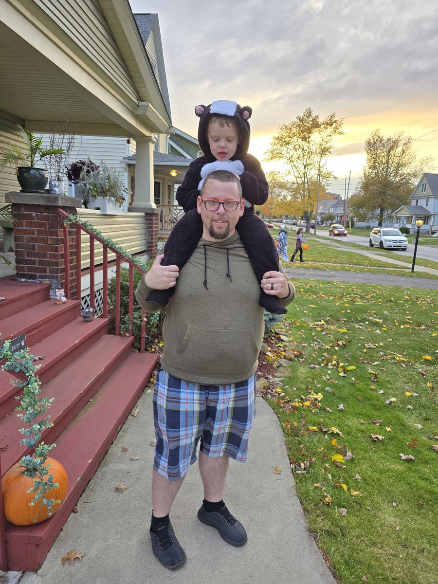 BarDiDar's tweet photo. Hope everyone had a fun, safe, and happy Halloween 🎃🍁🫡

I was finally off for the holiday, so I got to spend it with my lil' stinker and family for the first time in years 🦨

#SeaOfThieves #BeMorePirate #HappyHalloween https://t.co/p4zkoMJGT3