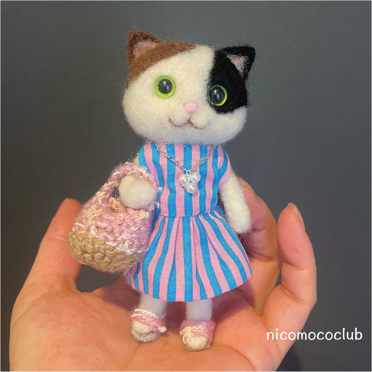 nicomococlub's tweet photo. ストライプワンピースの三毛猫
#minneで販売中
#服着た猫
#ハンドメイド
#羊毛フェルト https://t.co/5xEJnbv7dP