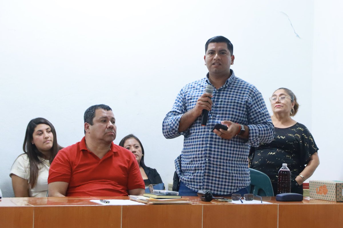 OvidioPeraltaS's tweet photo. En reunión con integrantes de la Unión de Taxis de #Comalcalco, junto a la síndico de Hacienda, Adela Peregrino Cortés, y el director de Tránsito Municipal, José Luis De la Cruz Alcudia, escuchamos sus necesidades y planteamientos para mejorar la movilidad en el municipio.

#PresidenteDeTerritorio