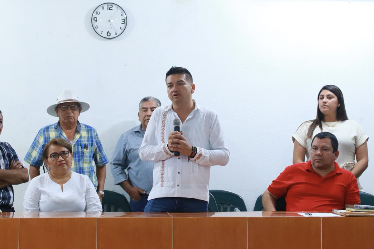 OvidioPeraltaS's tweet photo. En reunión con integrantes de la Unión de Taxis de #Comalcalco, junto a la síndico de Hacienda, Adela Peregrino Cortés, y el director de Tránsito Municipal, José Luis De la Cruz Alcudia, escuchamos sus necesidades y planteamientos para mejorar la movilidad en el municipio.

#PresidenteDeTerritorio