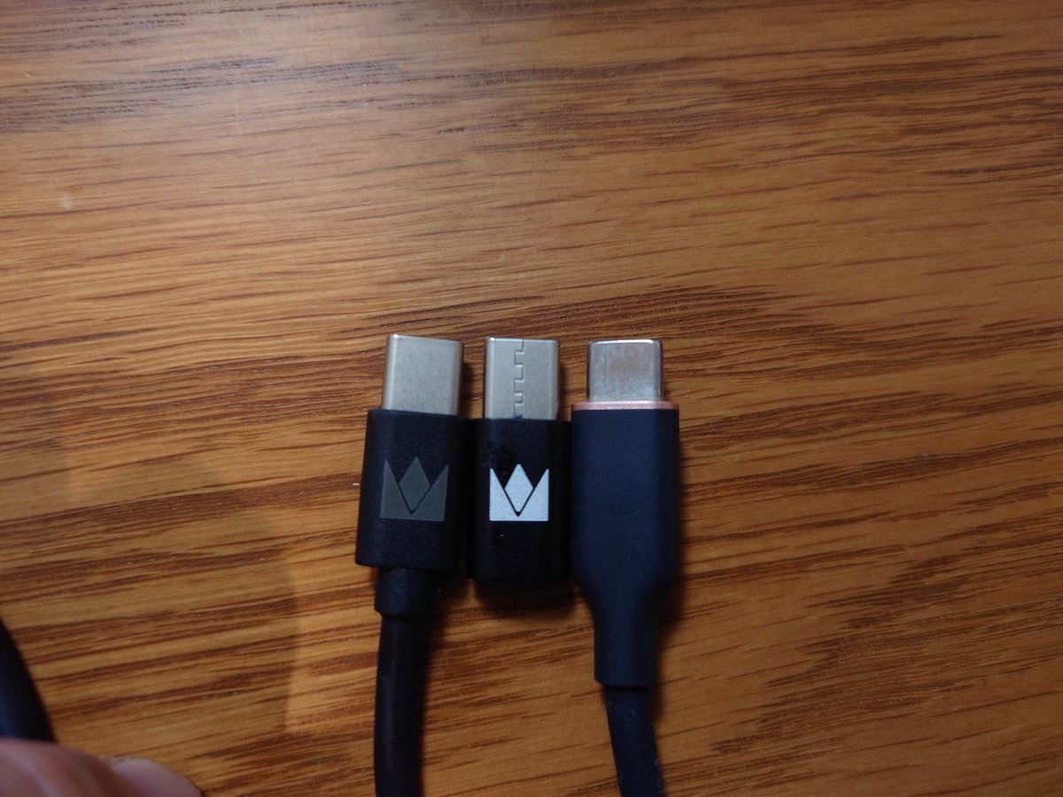 4BPM_EE's tweet photo. FoKus TRIUMPH買ってきたけど使用前に萎えてる。充電ケーブルが専用だーーなんでこんな仕様にしたんだよNoble……形状はUSB Type-Cだけど数mm長くて、汎用Type−Cが刺さらない、アダプターか専用ケーブルを使わないと充電できない https://t.co/F8N2Yl0HaZ