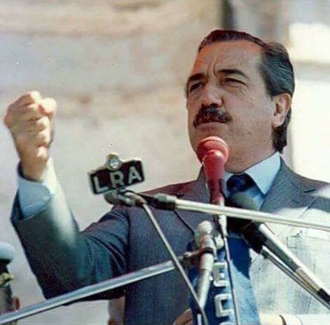 REAndradeOk's tweet photo. 🧶[HISTORIA] Estamos próximos a cumplir 41 años de continuidad democrática, en gran medida gracias al señor que resolvió enjuiciar a los comandantes de la dictadura y a las cúpulas guerrilleras. Y si, ese señor se llamó Raúl Alfonsín 
Como tantos de su generación fue víctima de https://t.co/rRZfNftUI7