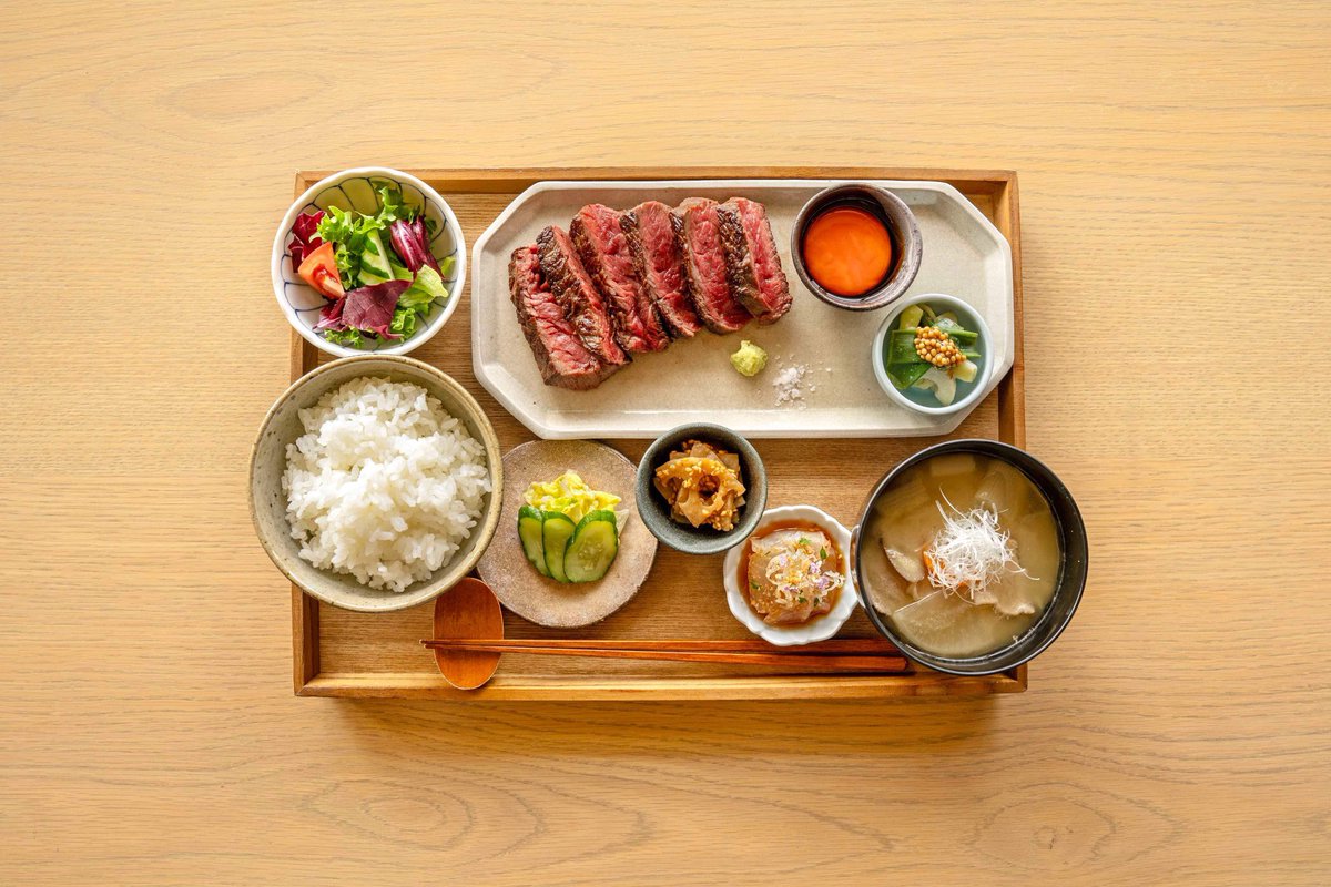 sio_aoyama's tweet photo. 【お知らせ】

いつもHotel'sをご愛顧いただき誠にありがとうございます。

先程投稿いたしましたHotel'sからsio Aoyamaへのリニューアルに伴い、大好評いただいております『究極の鮭定食』と『究極のステーキ定食』が11/17(日)をもちまして提供終了となります。

本店のsioより始まり、Hotel'sへと受け継がれ、これまで多くのお客様にご賞味いただき愛されてまいりました大人気の定食でございます。

残り1ヶ月を切りましたが、是非この機会に多くのお客様のご来店をお待ちしております。

ご予約はプロフィールリンクのTableCheck、またはお電話にて承ります。

皆様のご予約を心よりお待ちしております。

Tel.03-6804-5699

#Hotels
#鳥羽周作
#sio