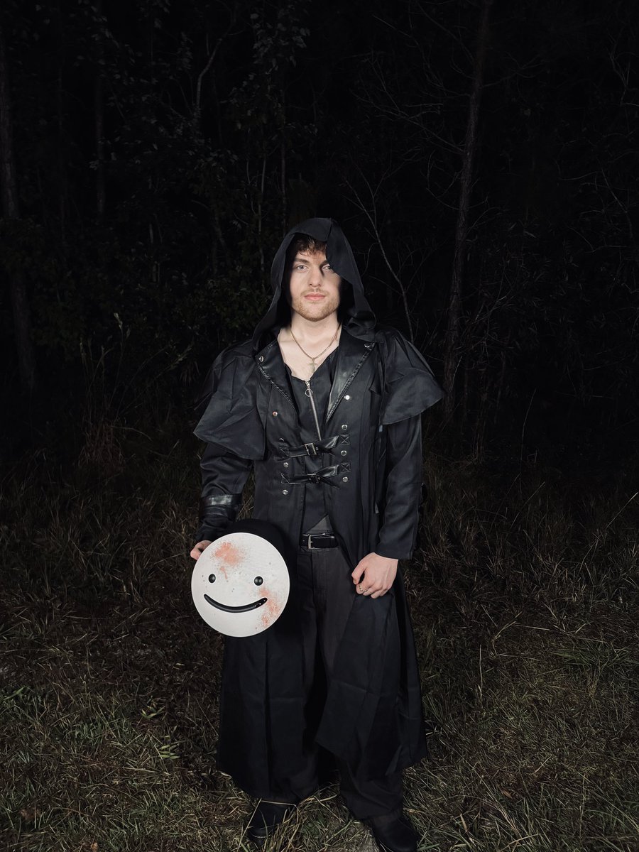 Dream's tweet image. happy Halloween 🎃