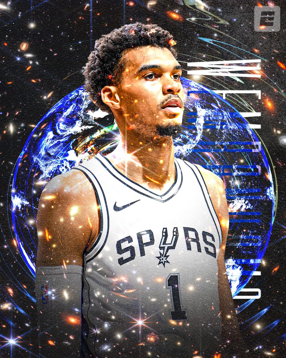 SportsCenter's tweet photo. WEMBY WITH A 5X5 GAME 🔥

👽 25 PTS
👽 9 REB
👽 7 AST
👽 5 STL
👽 5 BLK

He's just the third player ever with multiple 5x5 games, joining Hakeem Olajuwon and Andrei Kirilenko! https://t.co/D49JKQQsln