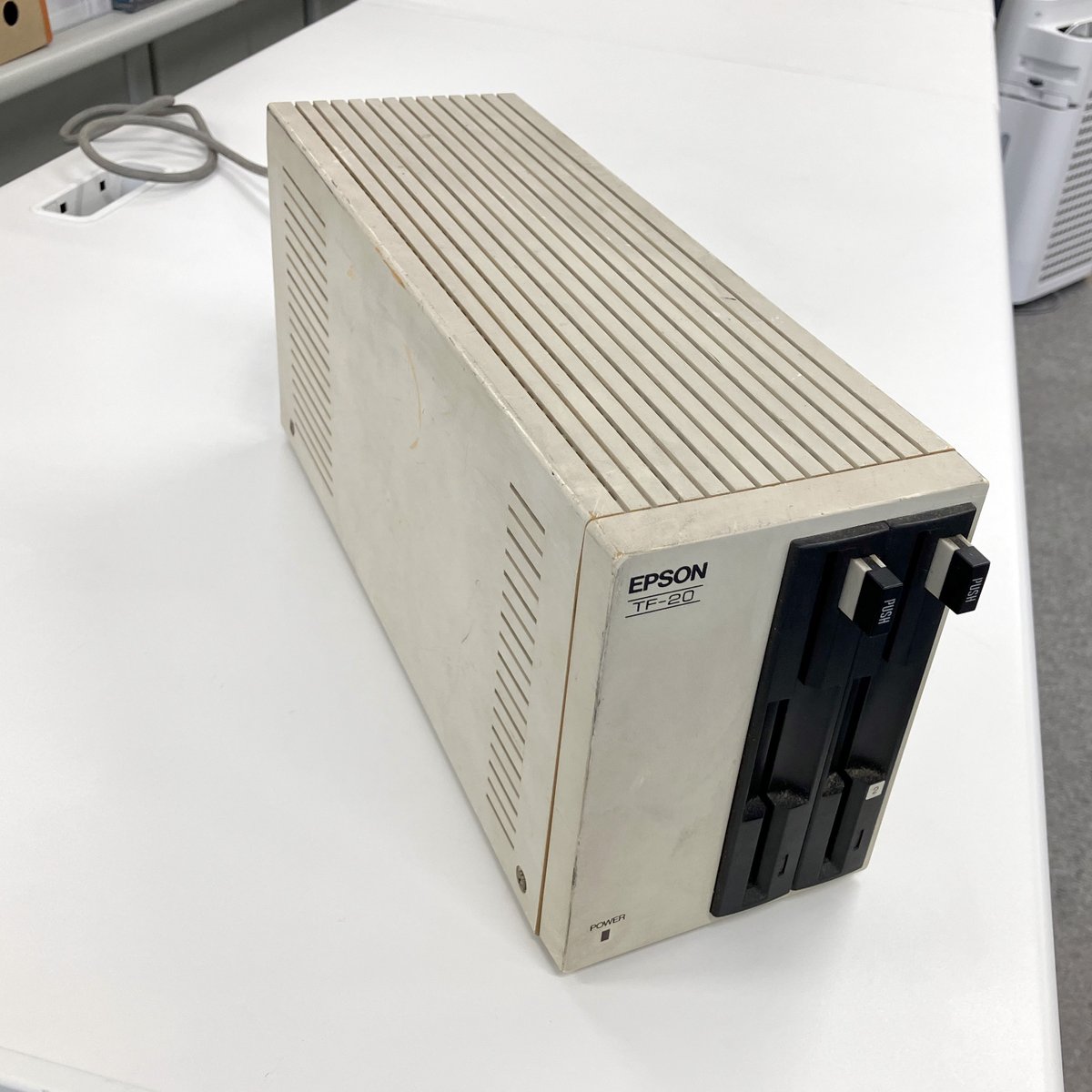 sgd_parts's tweet image. 続いてのレトロ機器は「TF-20」でございます🌹
PC-8001用の5.25インチフロッピィディスクドライブとのことでございます🧐

　イジェクトボタンがUSBメモリみたいでございますわね🤭

「PC-8033」を介して接続するのでございますわね🌹
＃PC8001 #PC8801