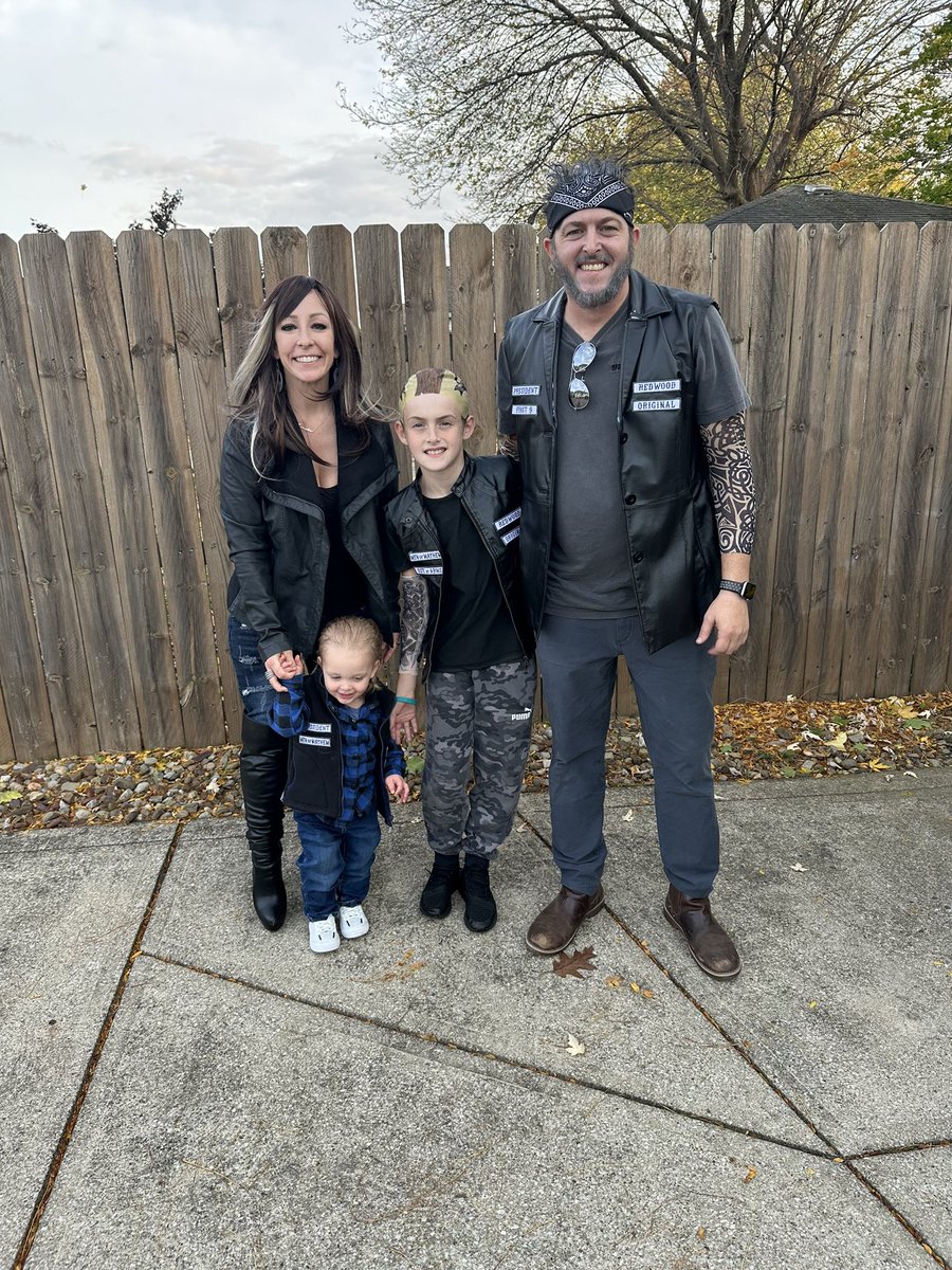 mattdoc224's tweet photo. @SonsofAnarchy family costume https://t.co/2QQrN1Vmxw