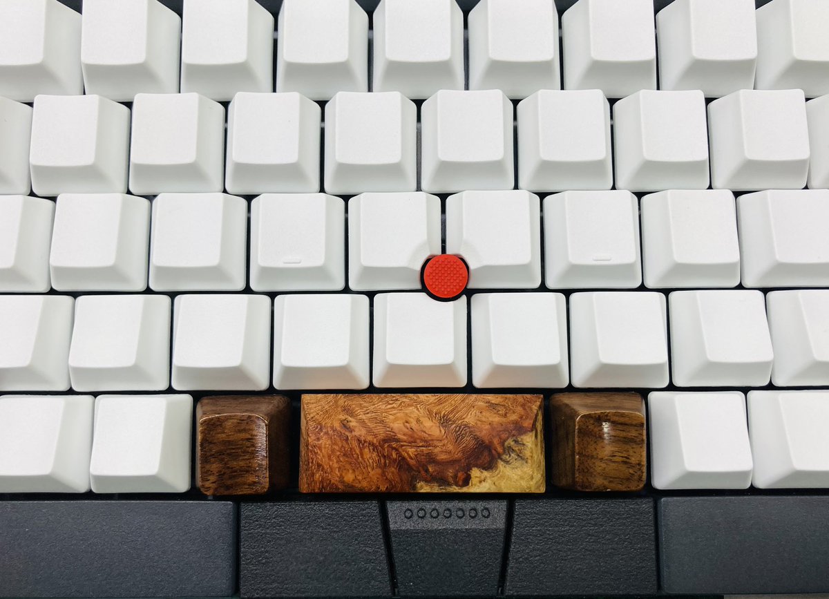 icchoco's tweet image. ポインティングスティックキャップを変えるだけで、だいぶイメージが変わるね。

純正（墨）だと、シマエナガやパンダ🐼みたいな色合いだったが、

ThinkPadのトラックポイントキャップ付けたら、日の丸弁当🇯🇵みたいになった！

#HHKB #HHKBstudio #HappyHackingKeyboard